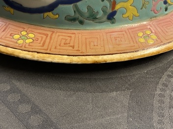 Un vase couvert en porcelaine de Chine famille rose et un vase &agrave; d&eacute;cor de p&ecirc;ches, 19/20&egrave;me